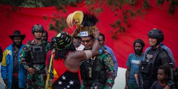 Dansatgas TNI 300 Siliwangi Diberi Gelar Kogoya sebagai Warga Kehormatan Suku Dani