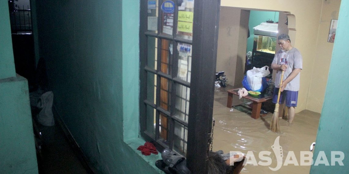 FOTO : BANJIR AKIBAT MELUAPNYA SUNGAI CIKAPUNDUNG