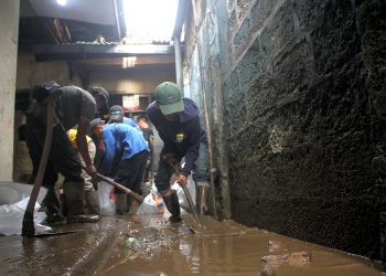 Pasca Banjir Braga, Diskar PB Kota Bandung Bersihkan Sisa Lumpur di Pemukiman Warga