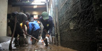 Pasca Banjir Braga, Diskar PB Kota Bandung Bersihkan Sisa Lumpur di Pemukiman Warga