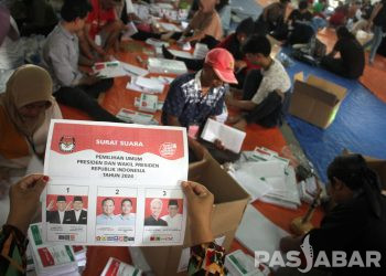FOTO : Pelipatan Surat Suara Pilpres dan Pileg Pemilu 2024