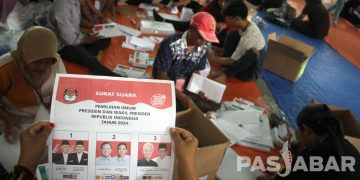 FOTO : Pelipatan Surat Suara Pilpres dan Pileg Pemilu 2024