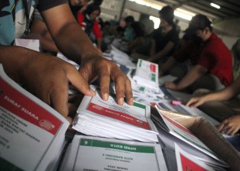 FOTO: Pelipatan Surat Suara Pilpres dan Pileg Pemilu 2024