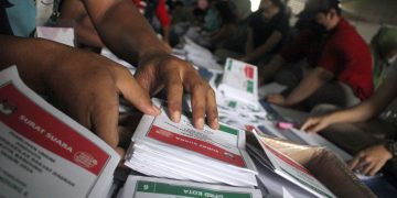 FOTO: Pelipatan Surat Suara Pilpres dan Pileg Pemilu 2024