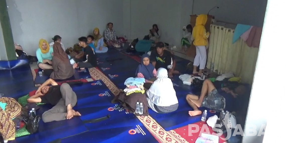 Ratusan Warga Kampung Lamajang Peuntas Mengungsi Pasca Jebolnya Tanggul Sungai Cigede