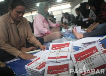 FOTO : Sortir Lipat Surat Suara Pemilu Tahun 2024