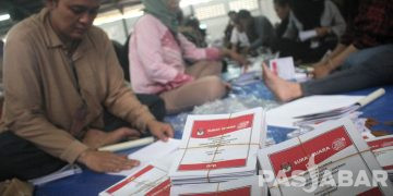 FOTO : Sortir Lipat Surat Suara Pemilu Tahun 2024