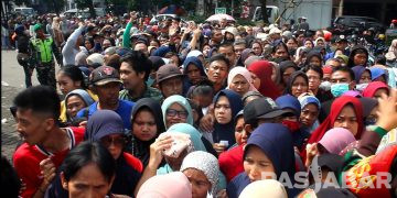 Ratusan Warga Rela Antre Panjang pada Operasi Pasar Beras Murah di Margacinta