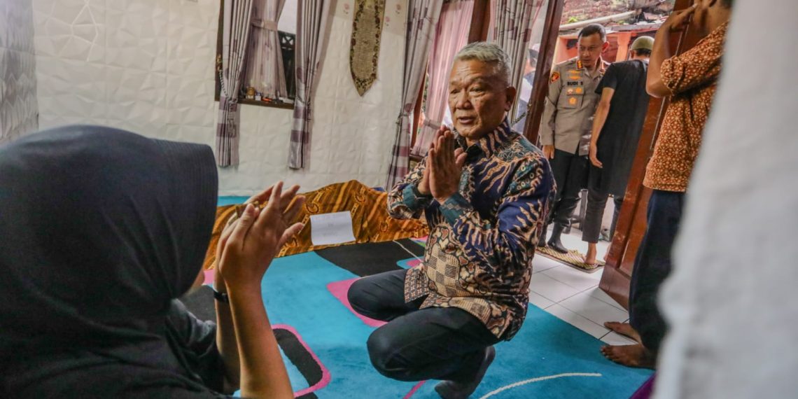 Pj Wali Kota Bandung Takziah ke Rumah Anggota KPPS di Kawaluyaan yang Meninggal