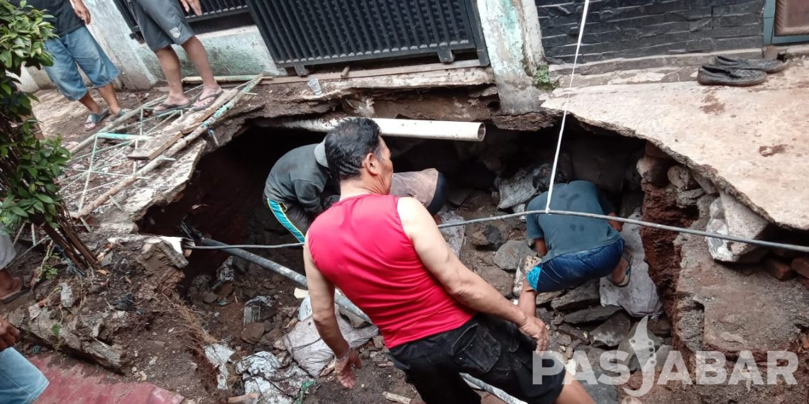 Tanah Amblas Sedalam 5 Meter di Kelurahan Sadang Serang Bandung