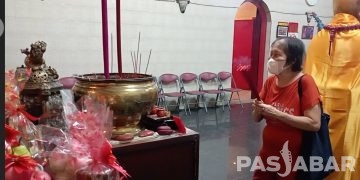 Warga Mulai Beribadah di Vihara Dharma Ramsi Sejak Pagi