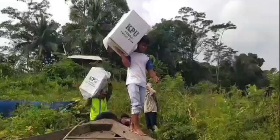 Sulit Dijangkau, Pendistribusian Logistik Pemilu Dilakukan Menggunakan Perahu