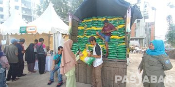 Warga Antre Beras Murah di Kecamatan Bandung Wetan