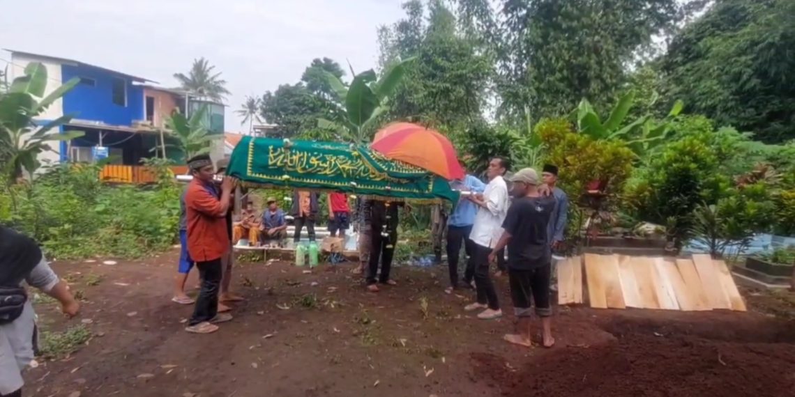 Isak Tangis Mewarnai Pemakaman Anggota KPPS yang Meninggal