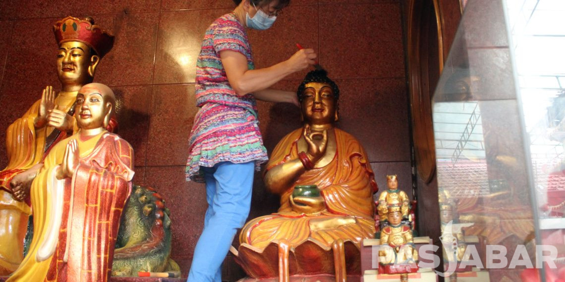 FOTO : JELANG IMLEK PATUNG DEWA-DEWI DIBERSIHKAN