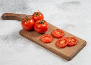 Makan Tomat Mentah Punya Manfaat Ini untuk Wajah