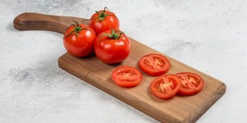 Makan Tomat Mentah Punya Manfaat Ini untuk Wajah