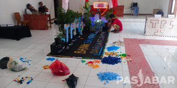 Balai RW 5 Kelurahan Nyengseret Manfaatkan Sampah Plastik untuk Dekorasi TPS