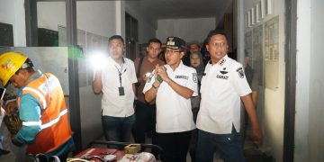 Bupati Bandung Tinjau TPS yang Terdampak Angin Puting Beliung di Rancaekek