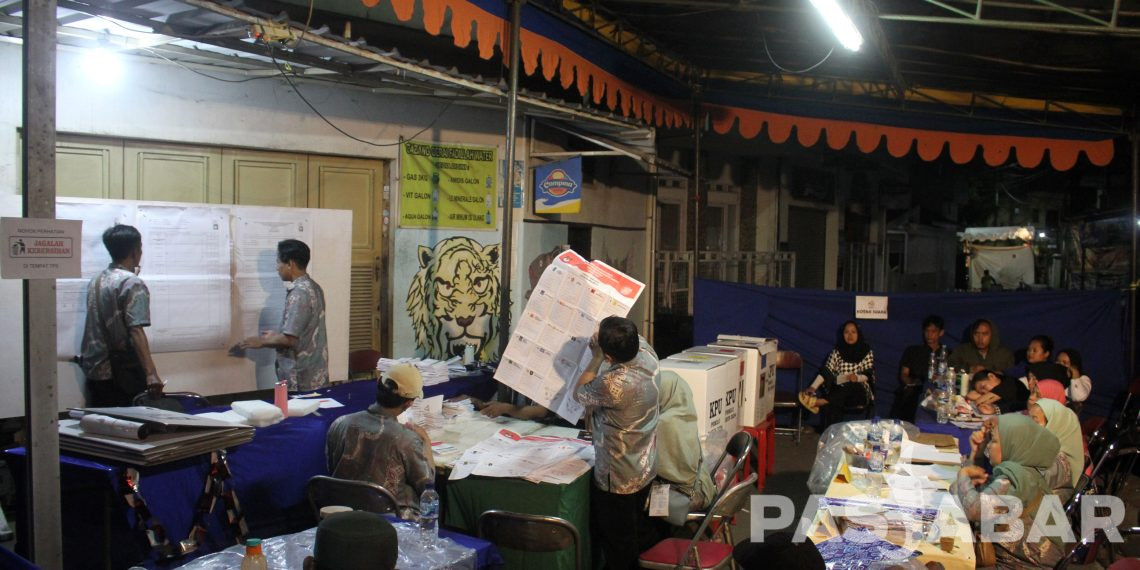 FOTO : PENGHITUNGAN SURAT SUARA BERLANGSUNG HINGGA DINI HARI