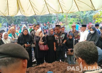 Uu Rukmana Dimakamkan di TPU Astanaanyar, Banyak Sahabat yang Ikut Mengantarkan