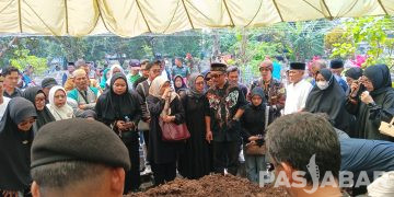 Uu Rukmana Dimakamkan di TPU Astanaanyar, Banyak Sahabat yang Ikut Mengantarkan