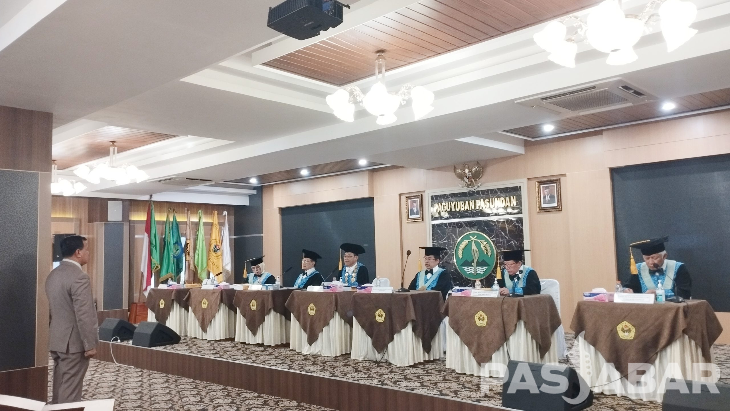 Promosi Doktor Ilmu Manajemen Suhardiman Analisis Pengaruh Kepemimpinan, Lingkungan Bisnis dan Kompetensi Manajerial Terhadap Komitmen Afektif