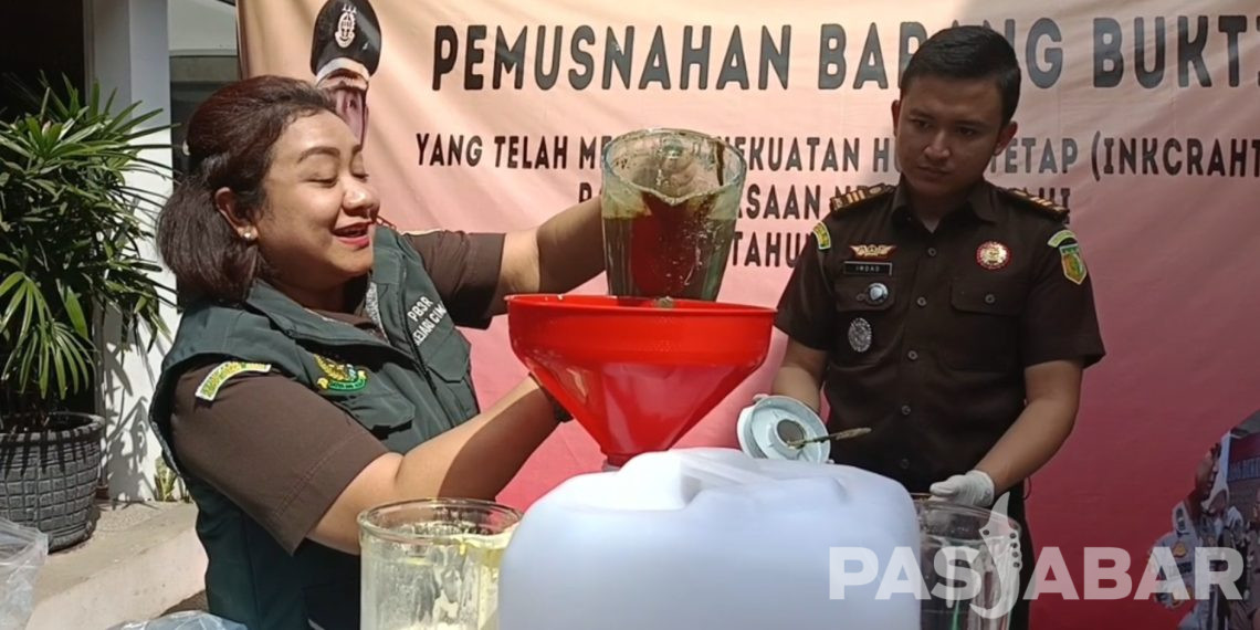 Kejari Kota Cimahi Musnahkan Barang Bukti dari 160 Perkara