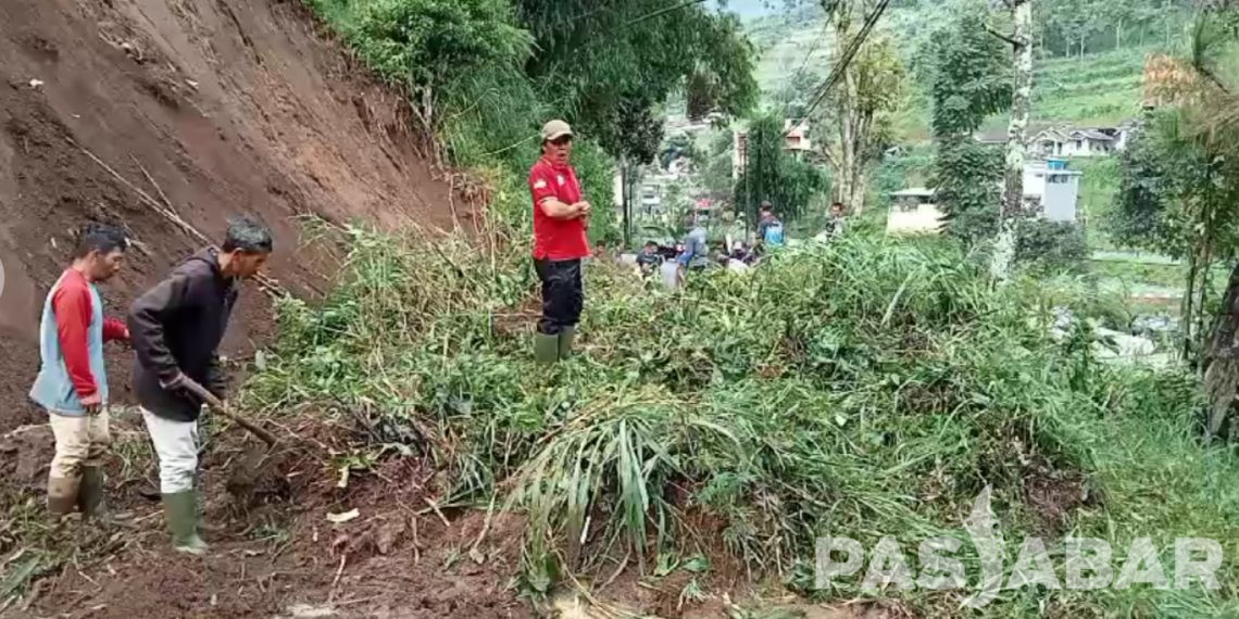 Longsor di Suntejaya, Lembang tutup akses jalan