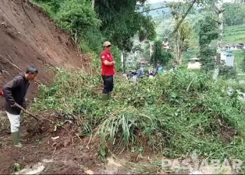 Longsor di Suntejaya, Lembang tutup akses jalan