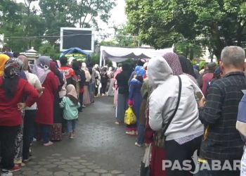 Jelang Puasa, Warga Cimahi Antre Beras Murah