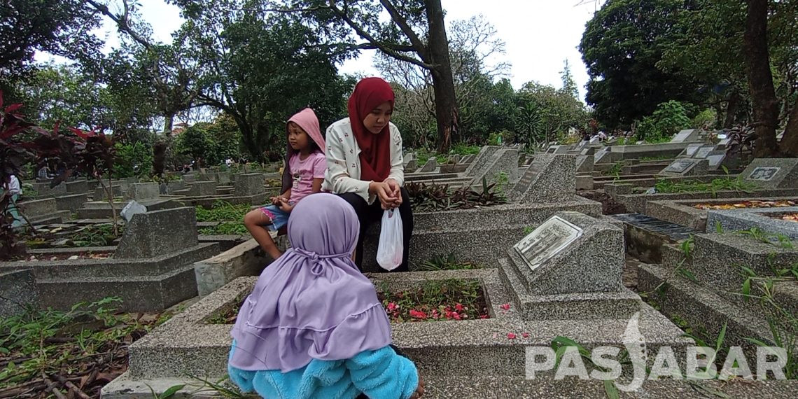 Warga Tradisi Ziarah ke Makam Jelang Puasa