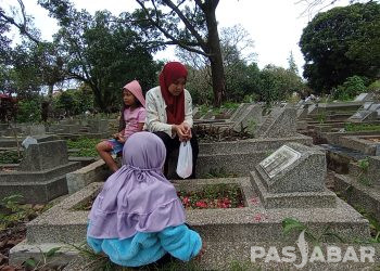 Warga Tradisi Ziarah ke Makam Jelang Puasa