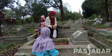 Warga Tradisi Ziarah ke Makam Jelang Puasa