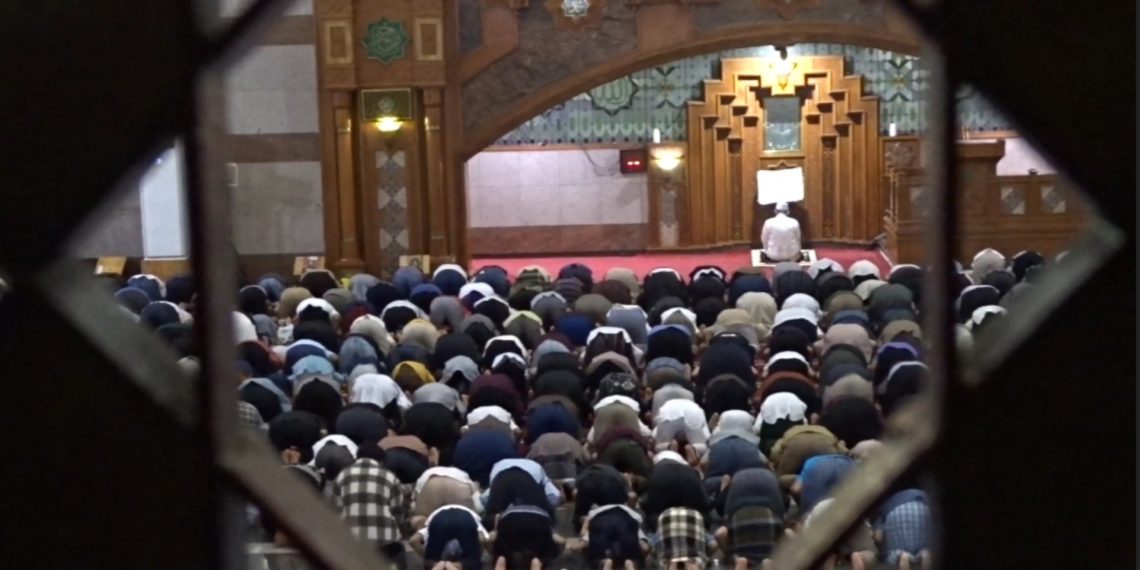 Tarawih Malam Pertama di Masjid Pusdai Bandung