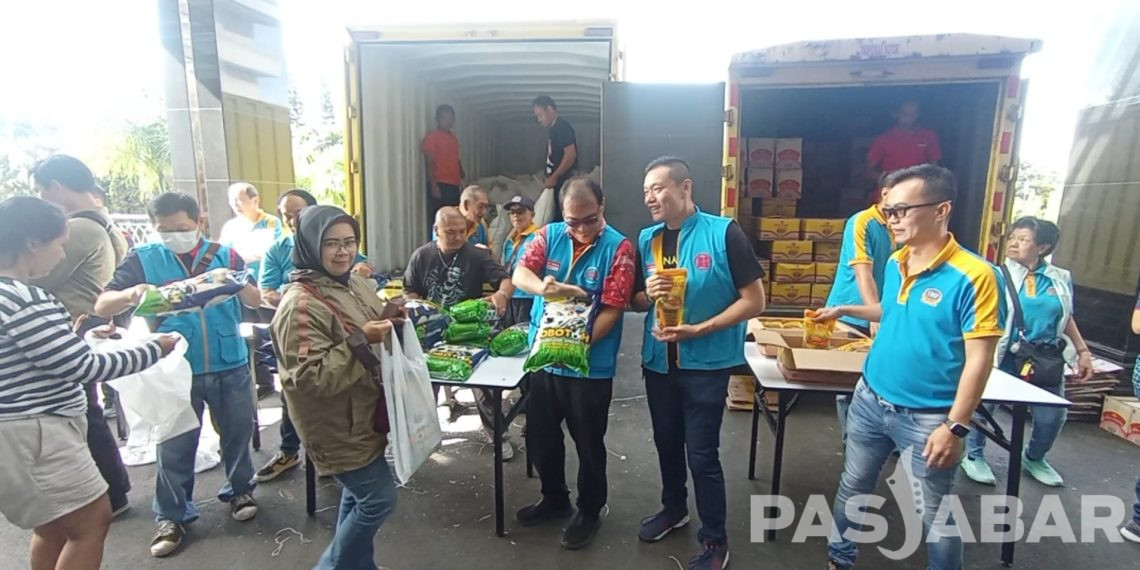 Sembako Murah di Jalan Sudirman Diserbu Warga