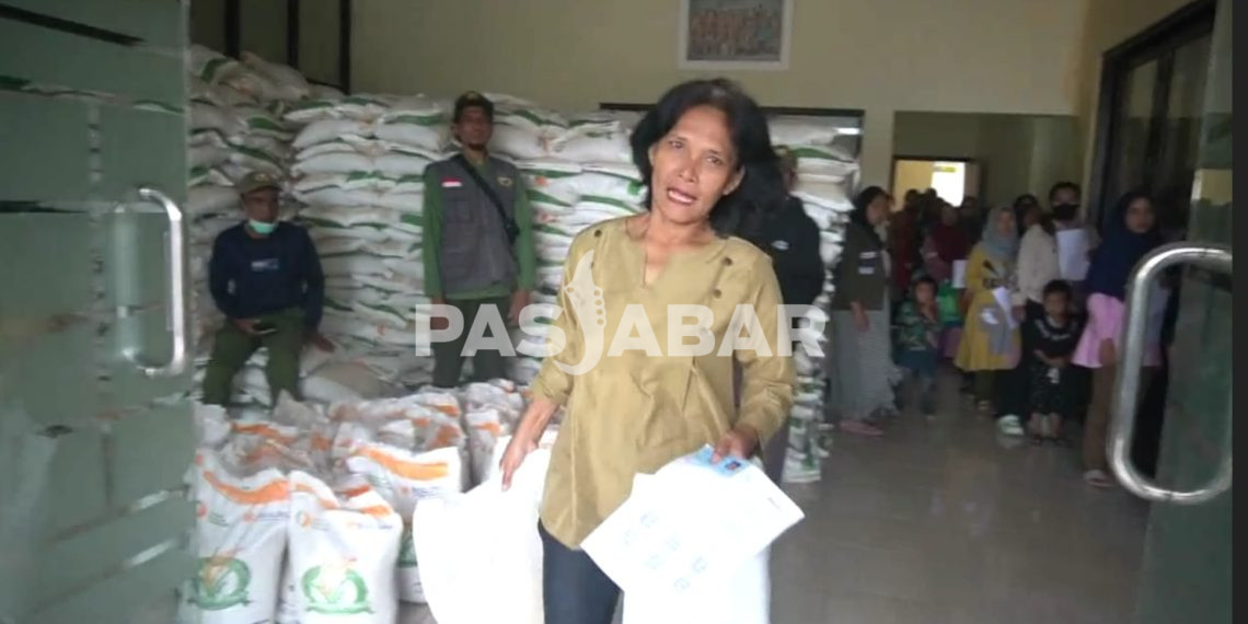 Warga Bandung Antre Panjang Berburu 10 Kg Beras Gratis
