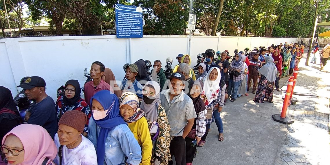 Warga Bandung Rela Antre dan Berpanas-panasan di Bulan Puasa Untuk Beras Murah