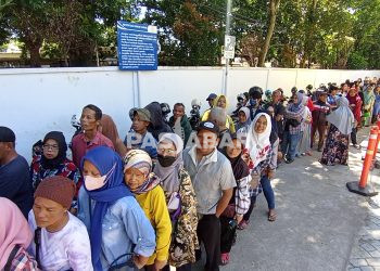 Warga Bandung Rela Antre dan Berpanas-panasan di Bulan Puasa Untuk Beras Murah
