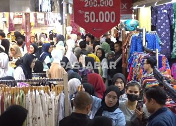 Pasar Baru Bandung Diserbu Ribuan Warga Jelang Lebaran