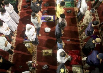 Umat Muslim Melaksanakan Salat Tarawih 1 Ramadhan 1445 H