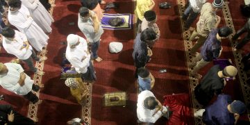 Umat Muslim Melaksanakan Salat Tarawih 1 Ramadhan 1445 H