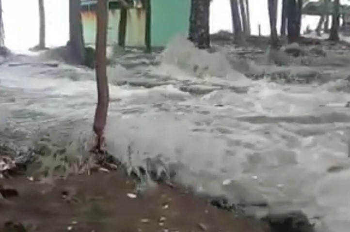 100 Perahu Nelayan Rusak Akibat Banjir Rob dan Gelombang Tinggi Pantai Ujunggenteng Sukabumi