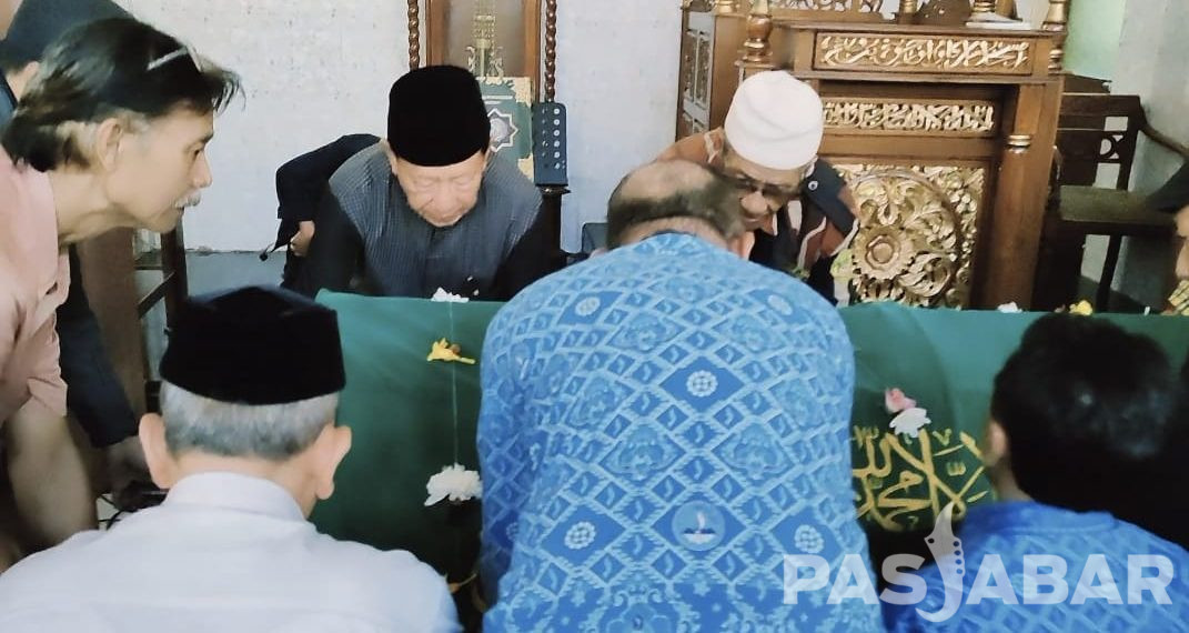 Prof Didi Dan Pengurus Paguyuban Pasundan Gotong Jenazah UU Rukmana