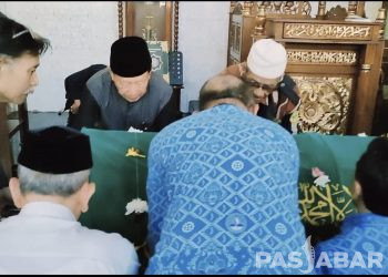 Prof Didi Dan Pengurus Paguyuban Pasundan Gotong Jenazah UU Rukmana