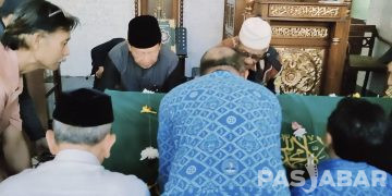 Prof Didi Dan Pengurus Paguyuban Pasundan Gotong Jenazah UU Rukmana