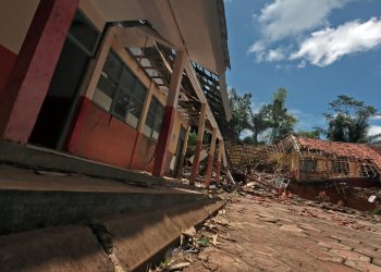 BNPB Menyerahkan Bantuan Dana Siap Pakai (DSP) Senilai Rp.250 Juta untuk Penanganan Bencana Pergerakan Tanah Kab. Bandung Barat