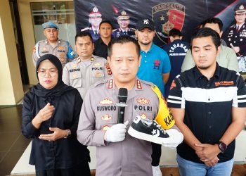 Polisi Ringkus Dua Orang Tersangka Penjual Sepatu Merk Palsu di Bandung