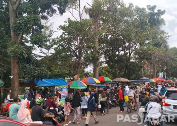 Warga Soreang Serbu Jajanan Takjil pada Hari Pertama Buka Puasa