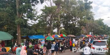 Warga Soreang Serbu Jajanan Takjil pada Hari Pertama Buka Puasa